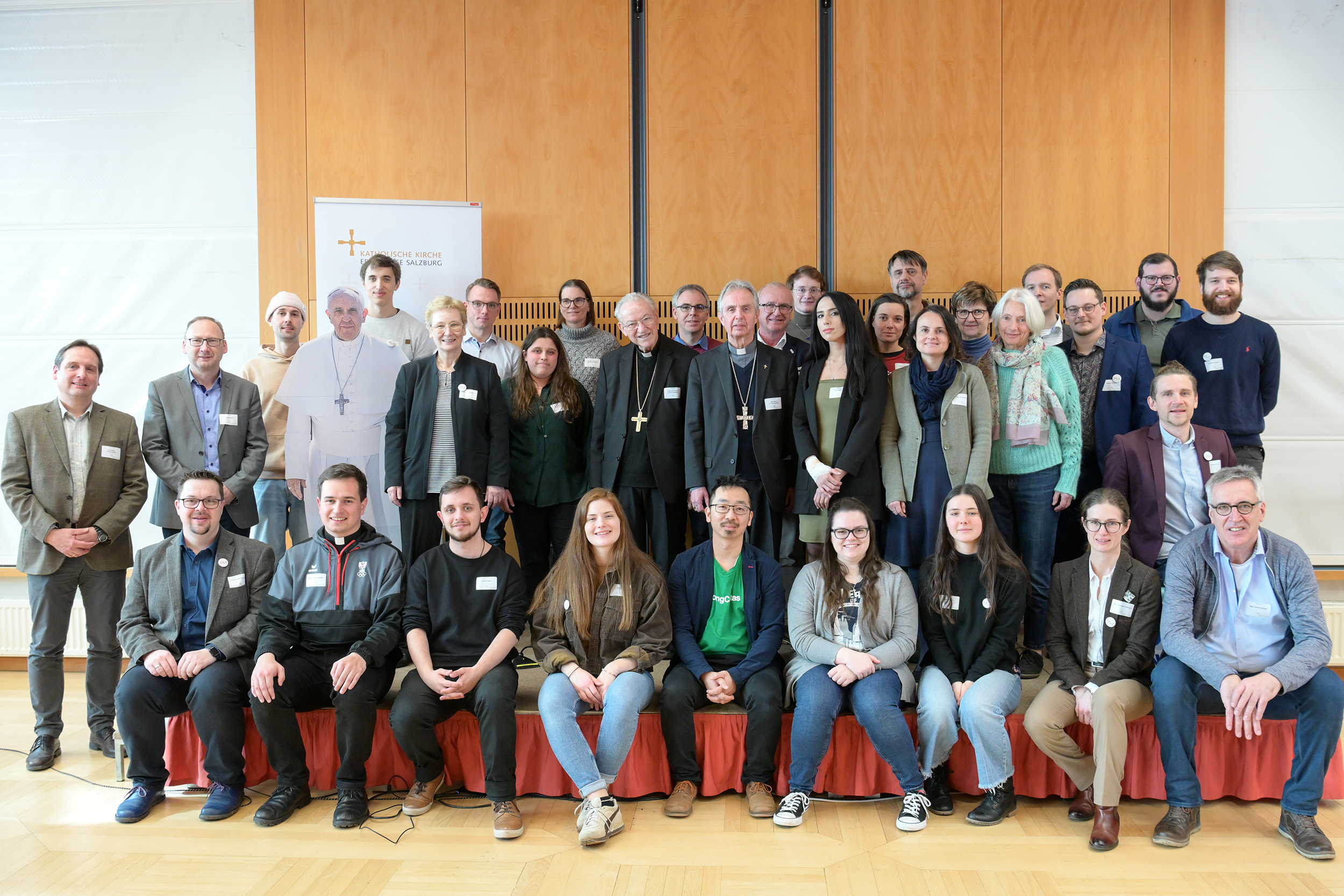 Gruppenbild 2. Reihe Irene Blaschke, Emeritierter Erzbischof Alois Kothgasser, Weihbischof Hansjörg Hofer mit allen Mitarbeitenden (v. l.)