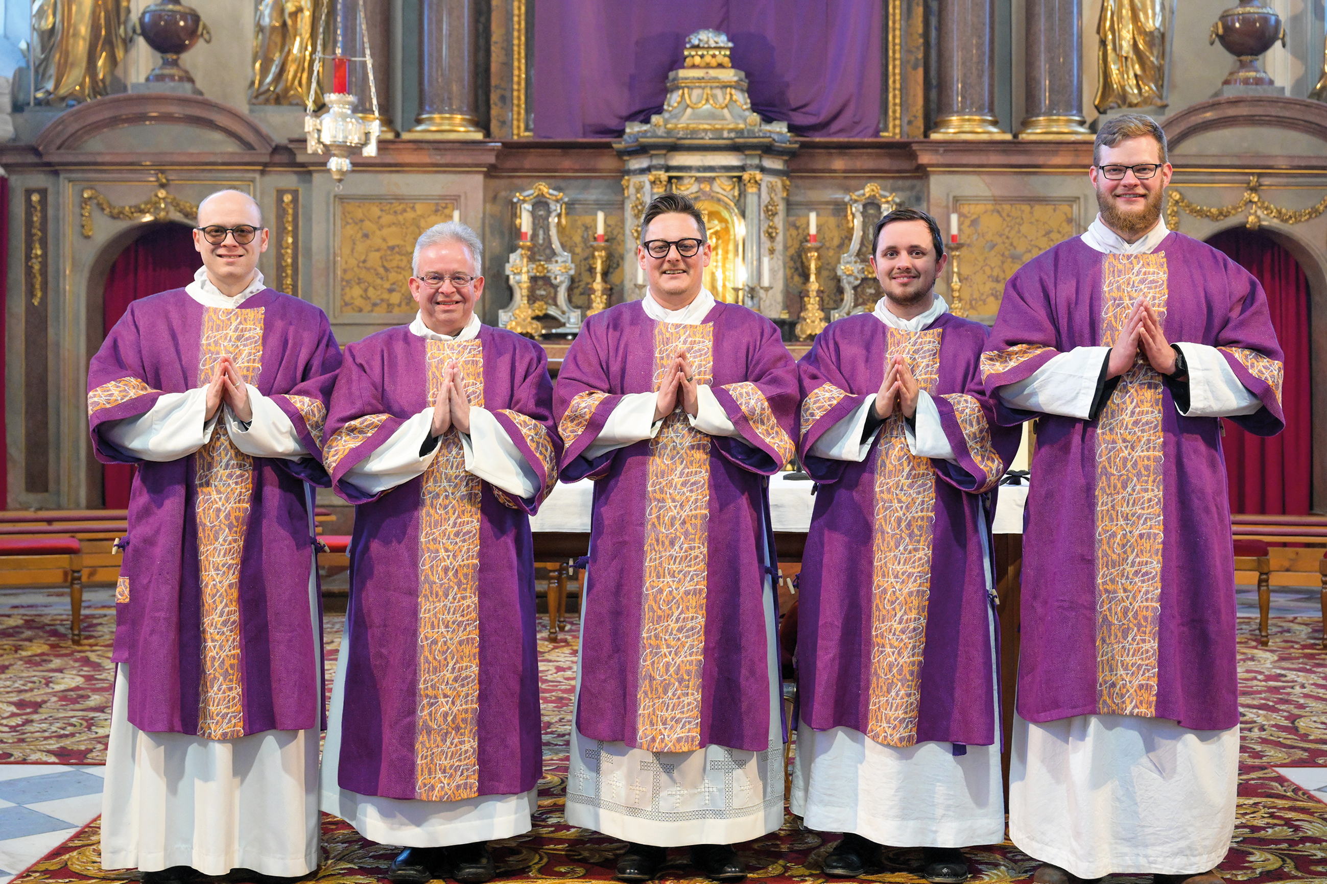 Die Weihekandidaten (v. links) Manuel Zehetner, Roland Münster, Andreas Holzner, Lorenz Goppert und Josef Straub.