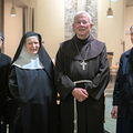 Erzbischof Franz Lackner mit der Äbtissin der Benediktinerinnen Nonnberg, Sr. Veronika Kronlachner, und Vertreterinnen der Barmherzigen Schwestern in Salzburg.