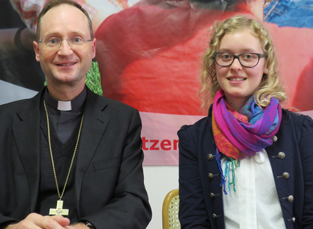 Weihbischof Stephan Turnovszky und die Österreich-Delegierte bei der Jugendvorsynode in Rom, Eva Wimmer. / Eerzdiözese Wien_Stefan Hauser