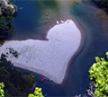 Herzförmige Insel im Fluss
