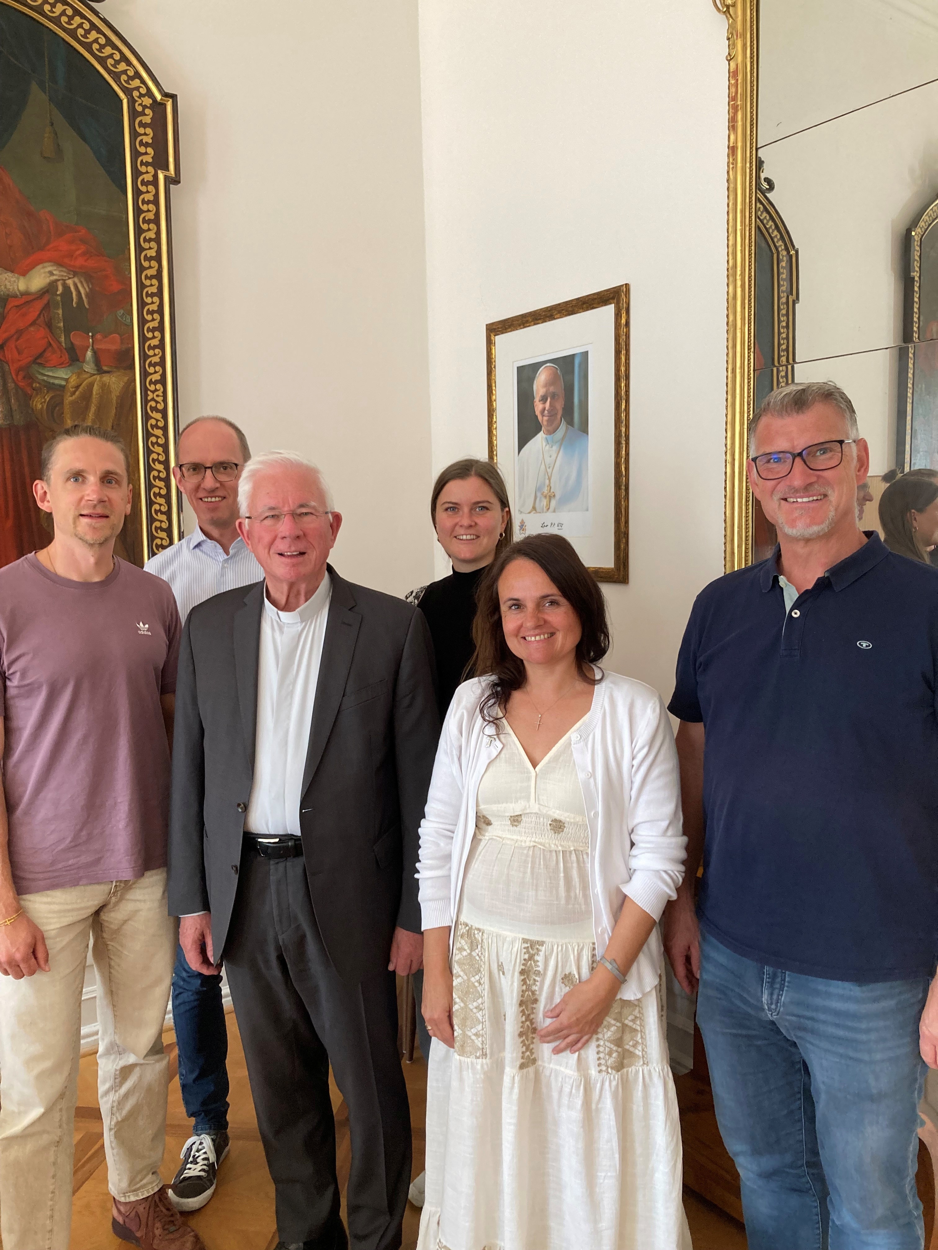 Erzdiözese Salzburg (eds) / Michael Vereno Hinten v. l.: Andreas Mayer, Bernadette Baumgartner; vorn v. l.: Richard Frasl, Erzbischof Franz Lackner, Personalentwicklerin Manuela Ebner, Stefan Mair.