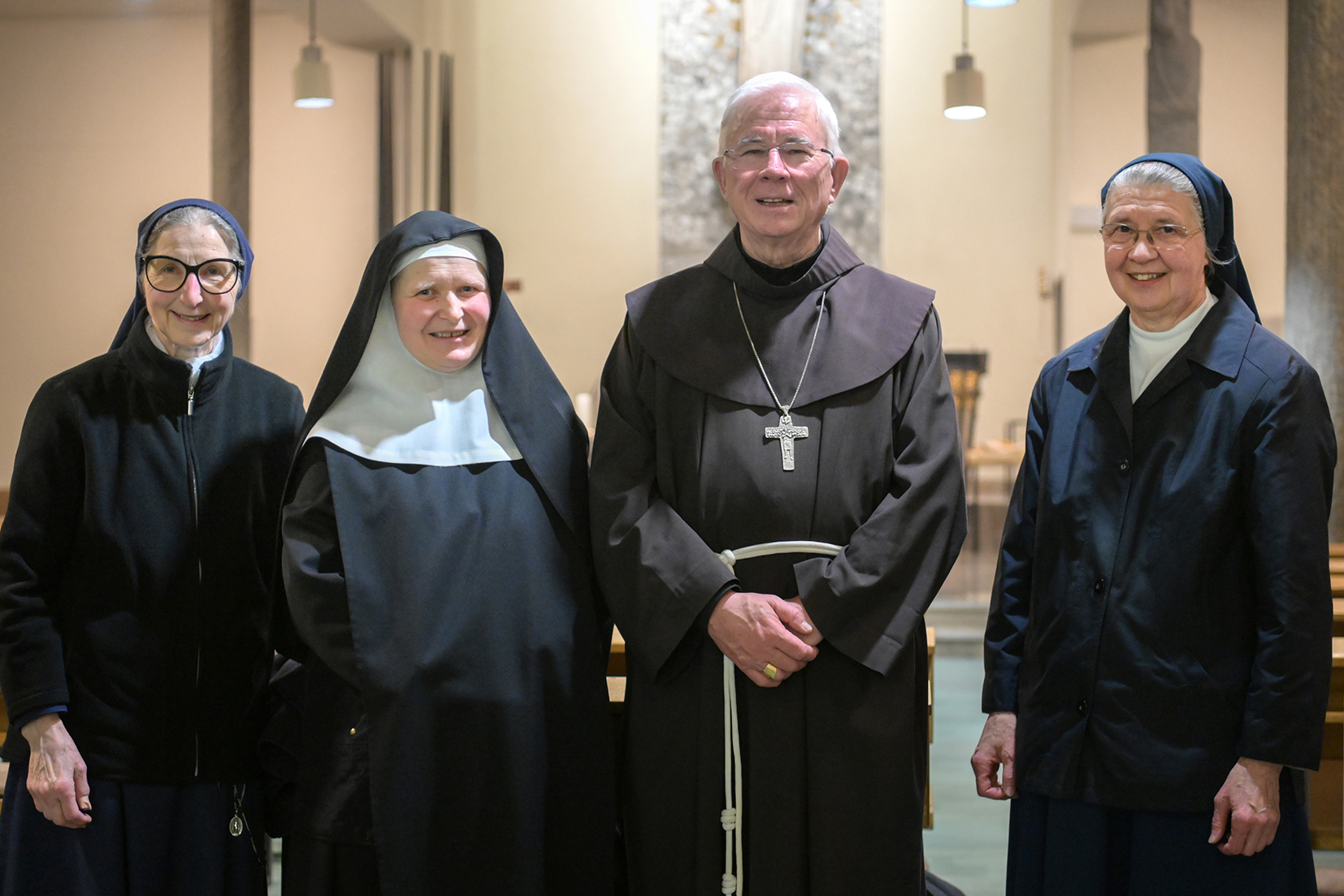 Erzbischof Franz Lackner mit der Äbtissin der Benediktinerinnen Nonnberg, Sr. Veronika Kronlachner, und Vertreterinnen der Barmherzigen Schwestern in Salzburg.