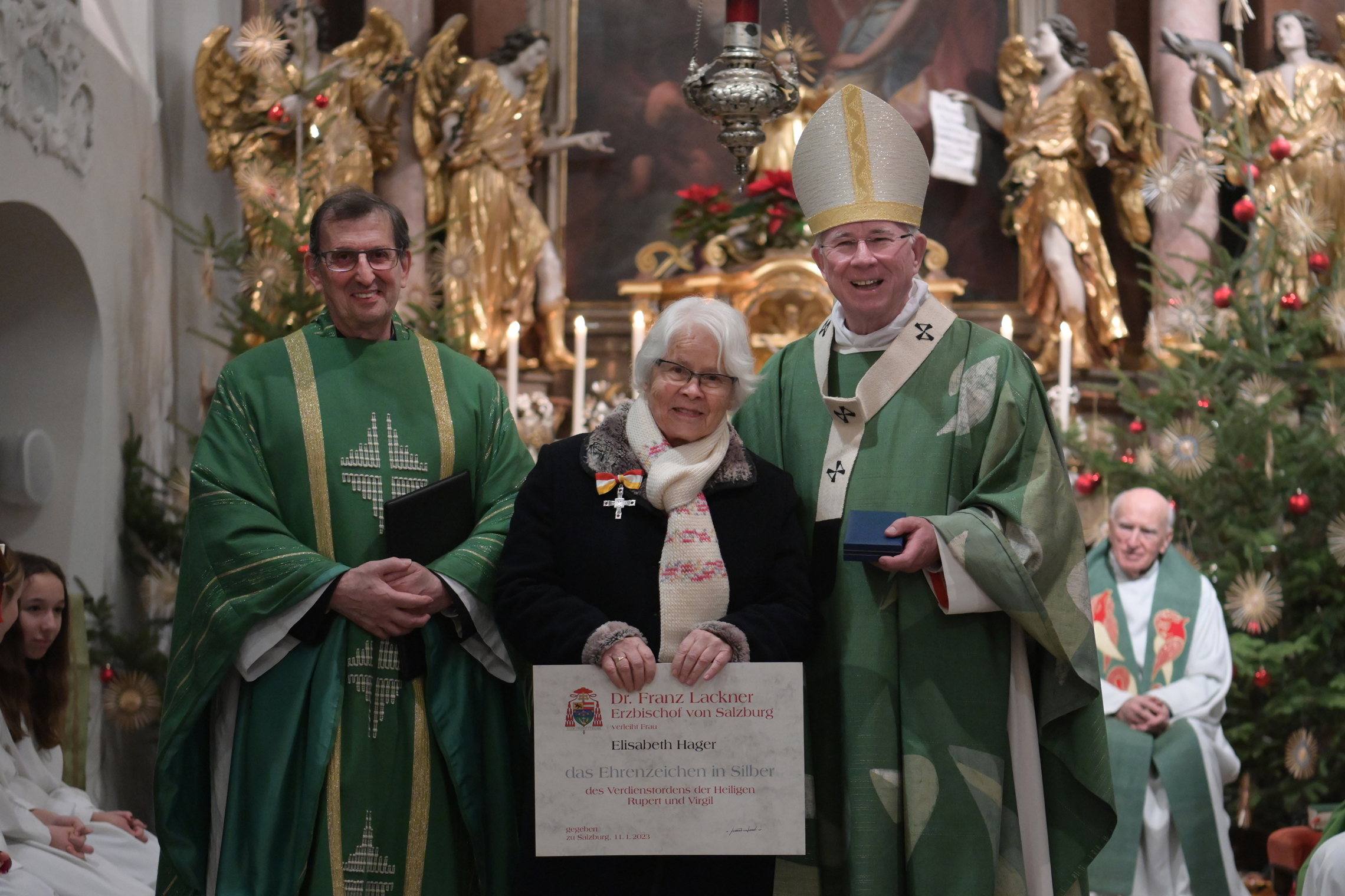 Pfarrer Franz Lusak, Ordensträgerin Elisabeth Hager, Erzbischof Franz Lackner (v. l.)
