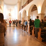 Voller Kirchenraum in Gwiggen. Erster Kloster-Hot-Spot, MaturantInnenwallfahrt   