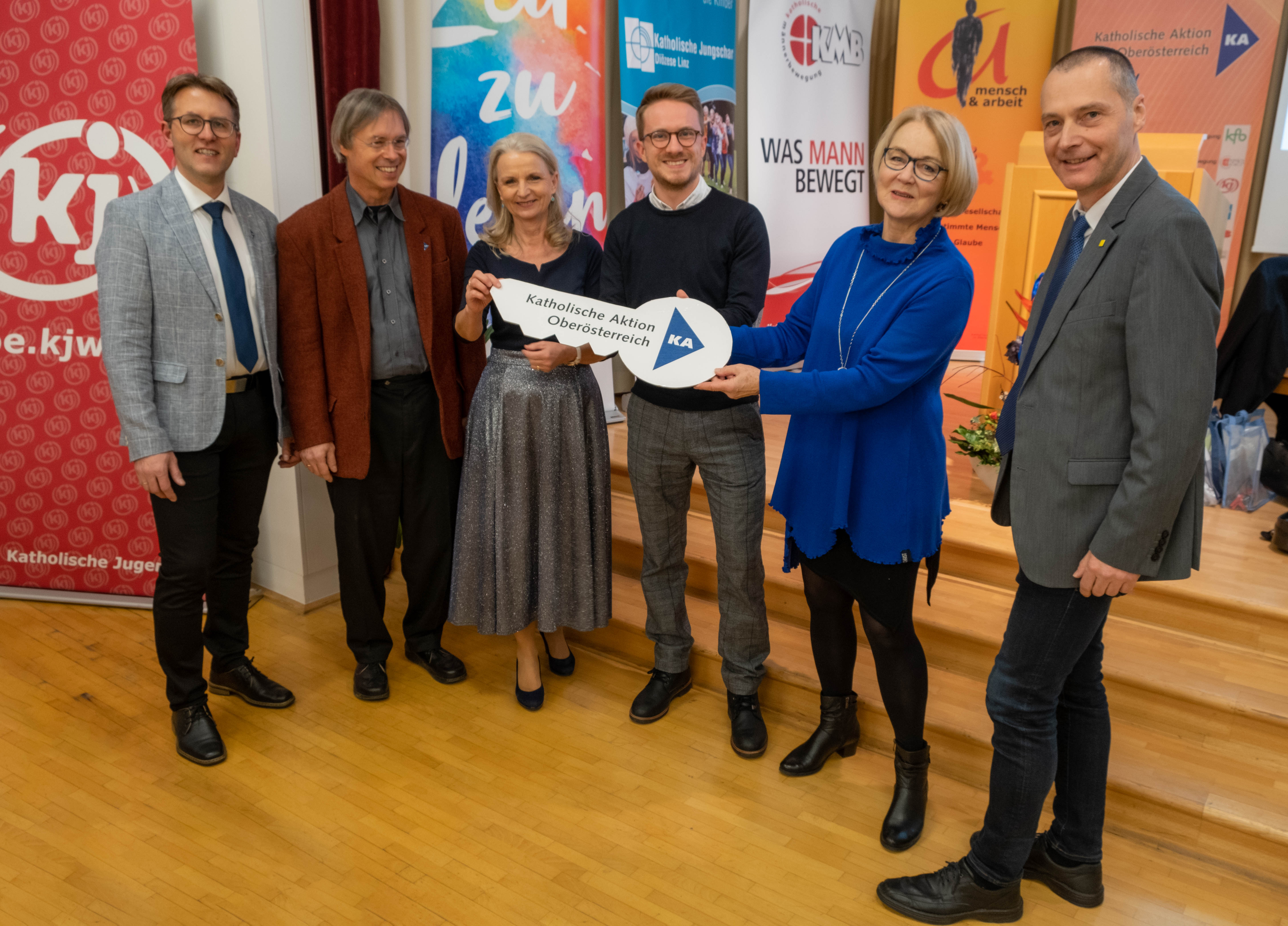 Die bisherige Präsidentin Maria Hasibeder (2. v. r.) und der ehemalige Generalsekretär Bernhard Rudinger (r.) bei der „Schlüsselübergabe“ an das neue Kernteam der KA OÖ (v. l.: Generalsekretär Manfred Hofmann, Präsidentin Gabriele Hofer-Stelzhammer, 