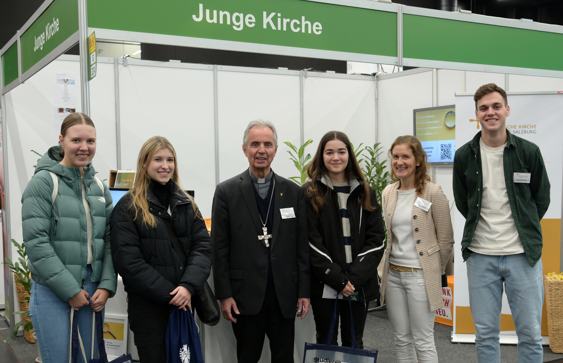 Weihbischof Hansjörg Hofer (in der Mitte) mit Mitarbeiterin der Erzdiözese Salzburg und Besucherinnen und Besuchern der Messe